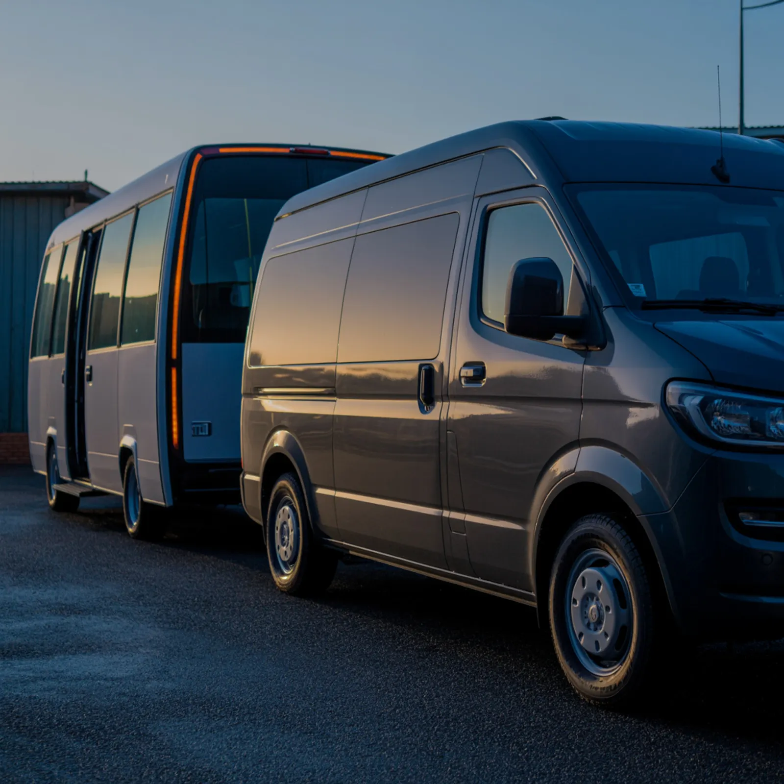 Van e micro-ônibus de fretamento no pátio ao amanhecer